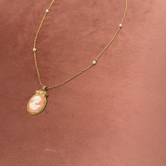 Elegant Vintage Gold Cameo Pendant Necklace. - Picture 4 of 5